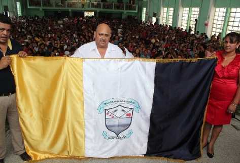 El aLCALDE Leonel Morales muestra la bandera de San Rafael Las Flores, Santa Rosa.