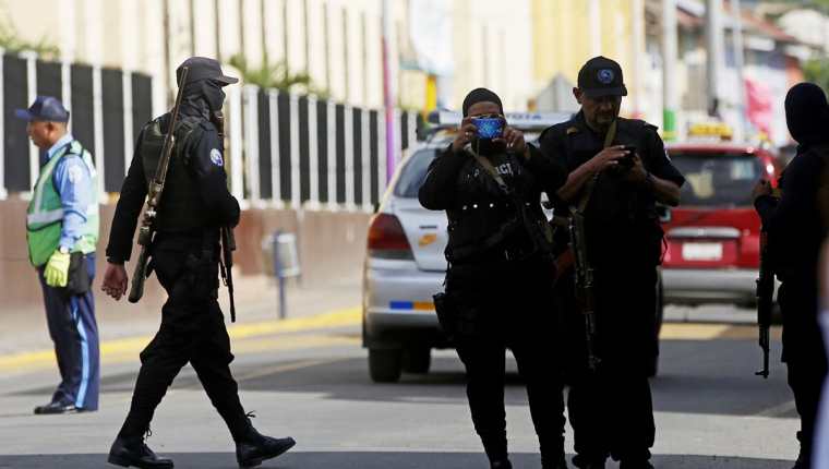 Policías vetaron la labor periodística internacional en Nicaragua. (Foto Prensa Libre: EFE)