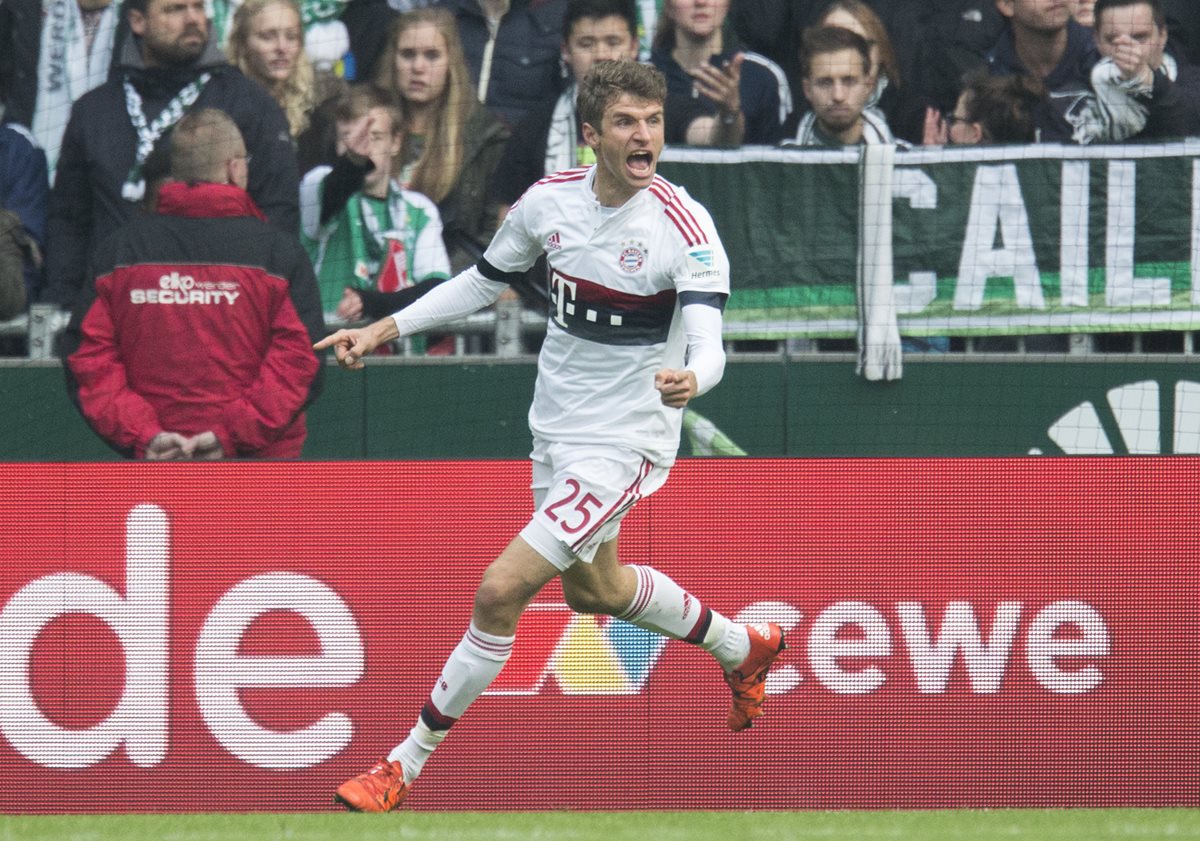 Thomas Müller festeja tras anotar el gol de triunfo del Bayern Múnich. (Foto Prensa Libre: AP)