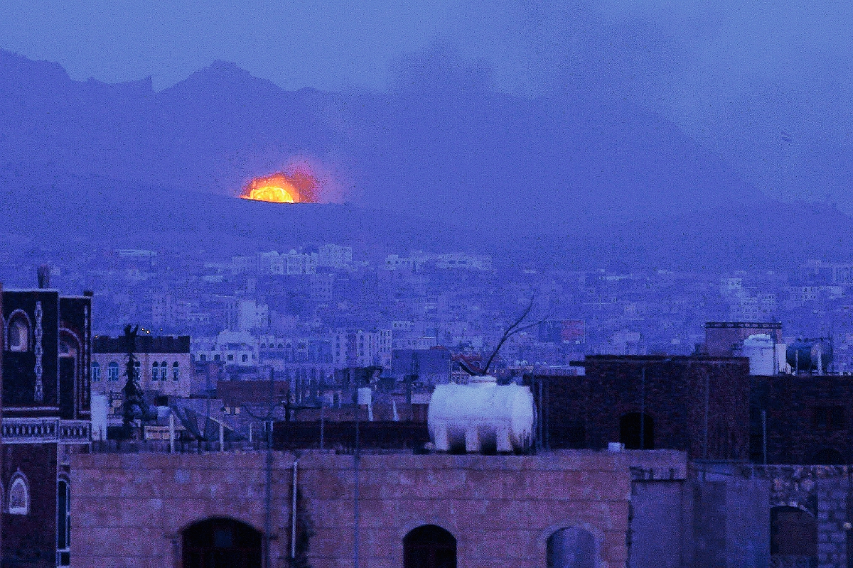 Un misil de la coalición hace explotar un depósito de armas de las de las milicias hutíes en Saná, Yemen. (Foto Prensa Libre: EFE).