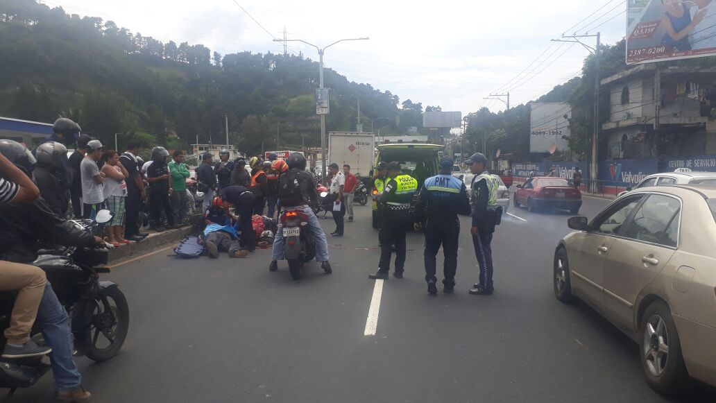 El motorista transportaba varias bolsas con diferentes tipos de verdura, las cuales quedaron aseguradas a su motocicleta. (Foto Prensa Libre: Dalia Santos)
