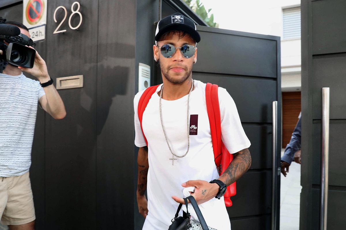 Neymar, previo a trasladarse a París. (Foto Prensa Libre: EFE)