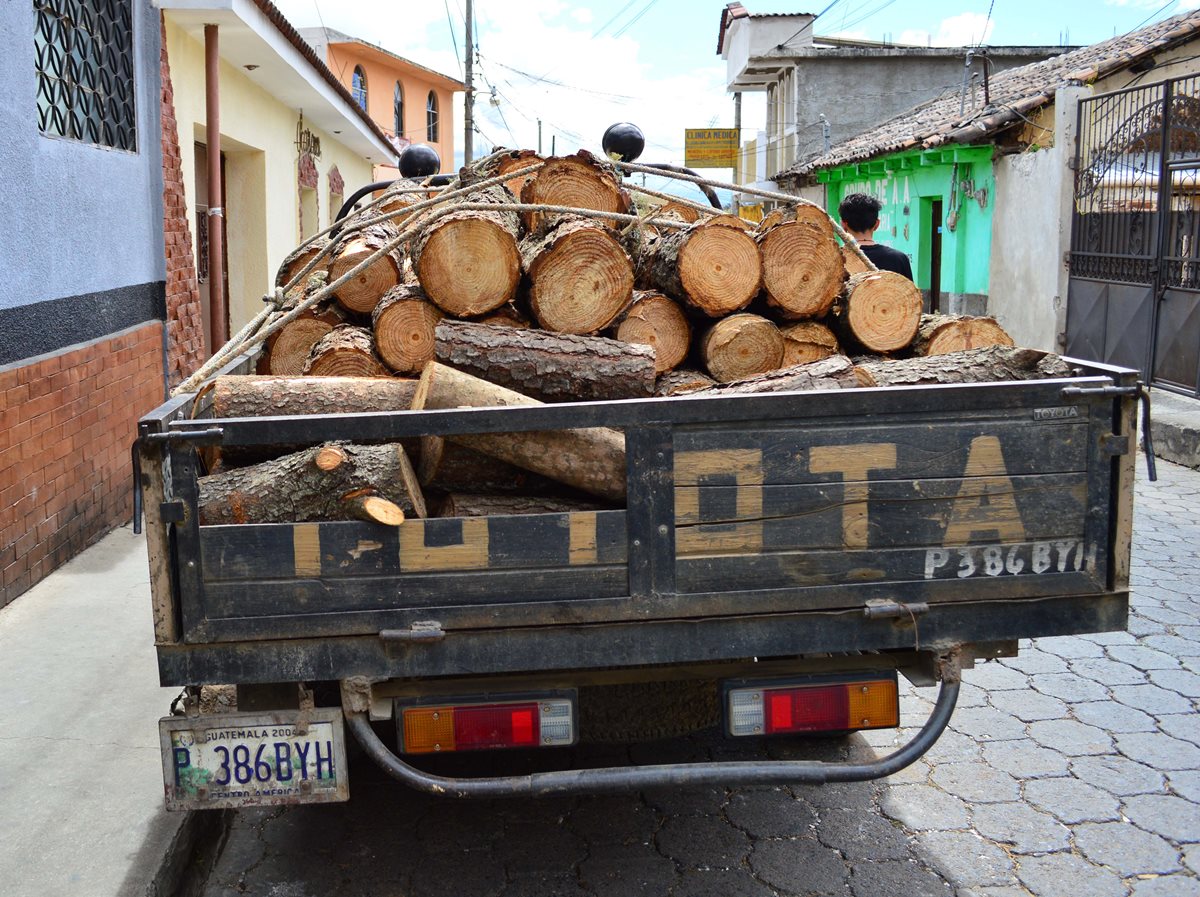 Madera que le fue decomisada el capturado en Chiantla. (Foto Prensa Libre: Mike Castillo).