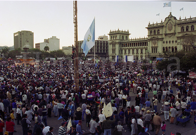 Miles de personas se congregaron en la Plaza de la Constitución para participar de la firma de los Acuerdos de la Paz, llamó la atención la instalación de un Palo Volador, tradición ancestral, como parte de los festejos el 29 de diciembre de 1996. (Foto: Hemeroteca PL)
