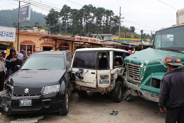 Curiososo observan tres de los site vehículos involucrados en el accidente en Cuatro Caminos. (Foto Prensa Libre: Édgar Domínguez)<br _mce_bogus="1"/>