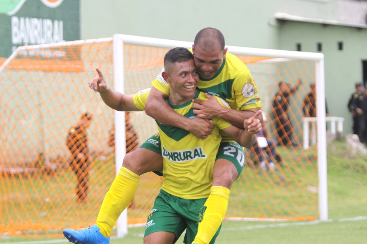 Carlos Mejía y Janderson Pereira mantienen con sus goles la ilusión de los aficionados miguelenses. (Foto Prensa Libre: Jesús Cuque)