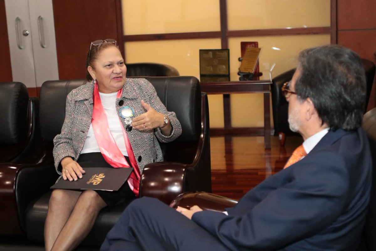 La fiscal general, María Consuelo Porras, conversa con el embajador de EE. UU. en Guatemala, Luis Arreaga, en una reunión en la sede del Ministerio Público. EE. UU. trabajará de manera coordinada con la nueva Fiscalía Transnacional. (Foto: MP)