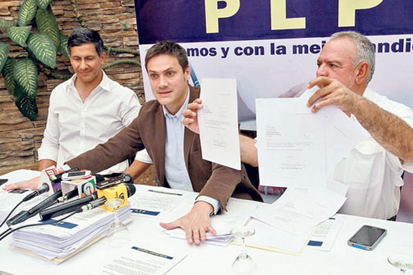 José Carlos Pomés, Miguel Valladares  y Édgar Zamora muestran las afiliaciones conseguidas que entregaron al TSE.