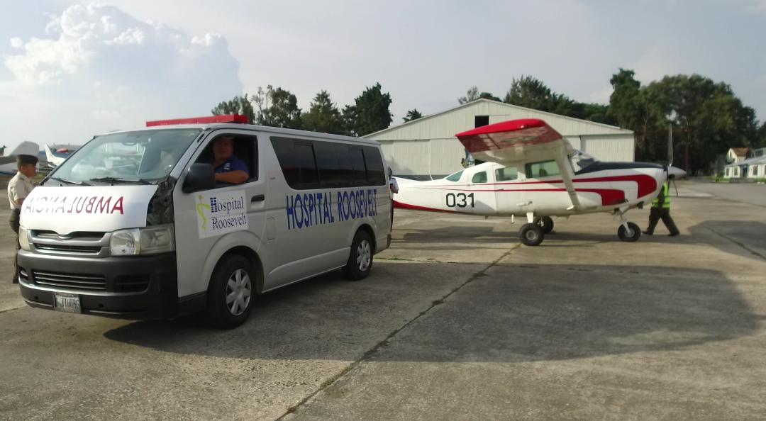 Los siameses fueron trasladados vía aérea desde Santa Elena, Petén, hacia el Hospital Roosevelt. (Foto Prensa Libre: Ejército de Guatemala)