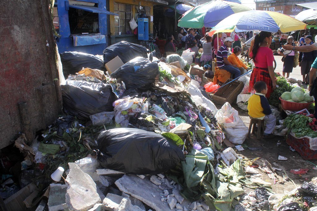 Desperdicios inundan mercado de la cabecera de Jalapa. (Foto Prensa Libre: Hugo Oliva)