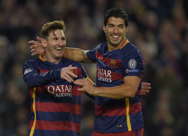 Lionel Messi y Luis Suárez festejan en el último triunfo del Barcelona. (Foto Prensa Libre: AFP)