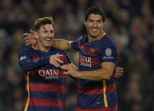Lionel Messi y Luis Suárez festejan en el último triunfo del Barcelona. (Foto Prensa Libre: AFP)