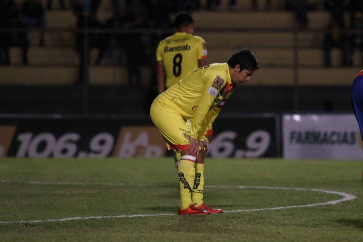 Los jugadores de Marquense no podían creer que perdieron por un marcador tan abultado frente a su afición. (Foto Prensa Libre: Raúl Juárez)