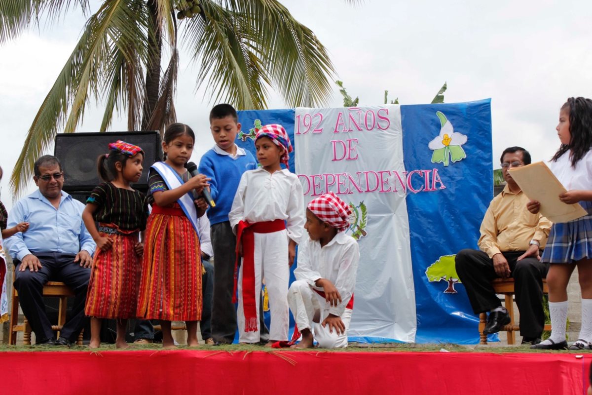 Estudiantes de Baja Verapaz conmemoran el Día de la Independencia, en el 2013. (Foto Prensa Libre: Hemeroteca)