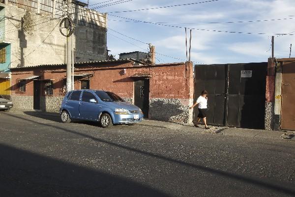 La vivienda donde fueron asesinadas las cuatro mujeres se encuentra en un sector de casas de alquiler y comercios que conecta con  la calzada San Juan.