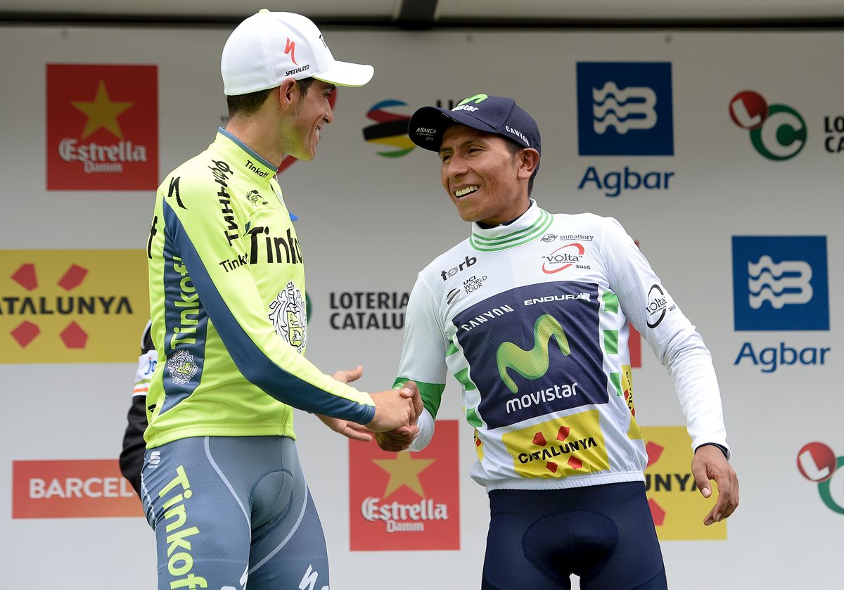 El español Alberto Contador (izquierda) felicita a Quintana (derecha). (Foto Prensa Libre: EFE)