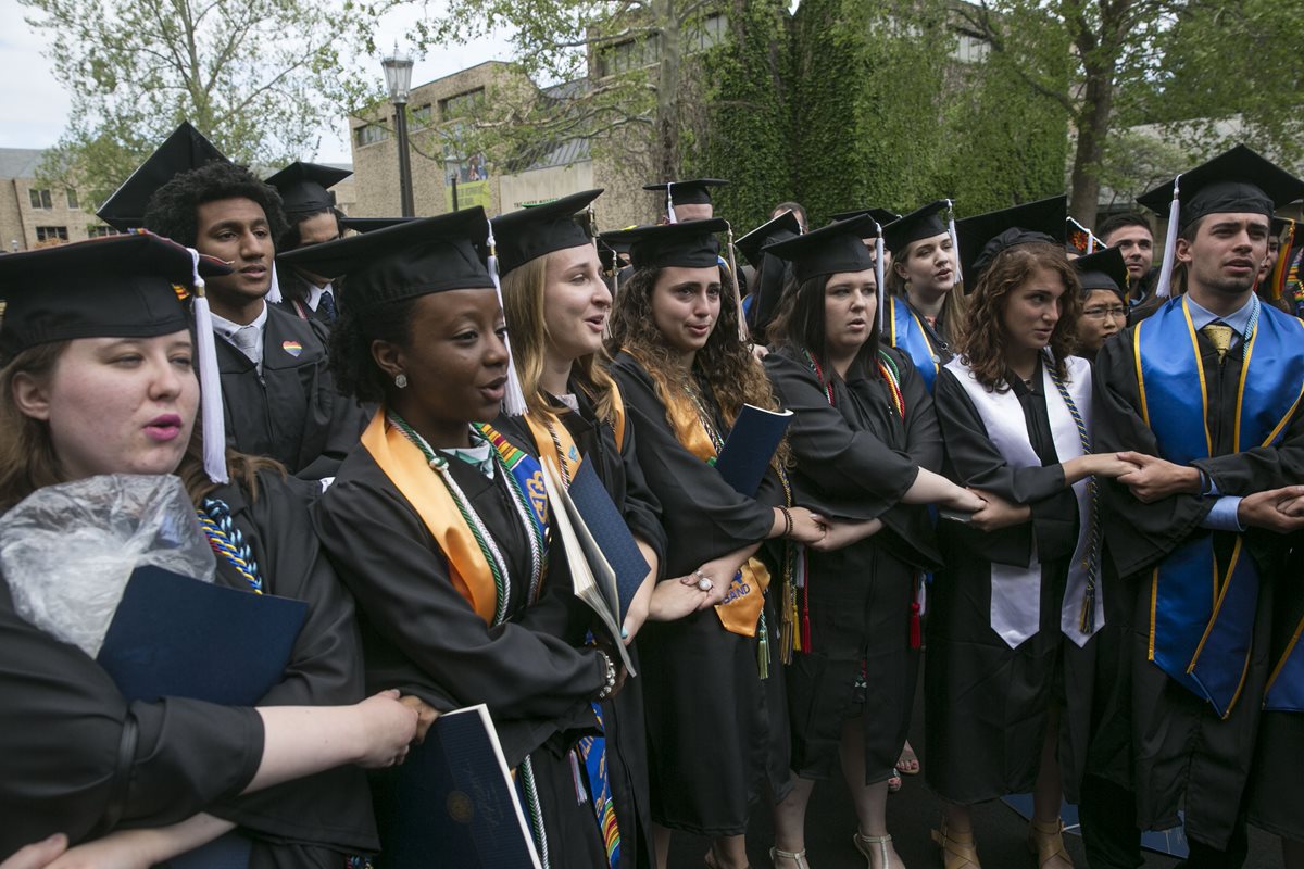 Los estudiantes de Notre Dame salen de la ceremonia de graduación en oposición a las políticas del gobierno de Donald Trump, cuando el vicepresidente Mike Pence se presentaba para su discurso. (Foto, Prensa Libre: AP)