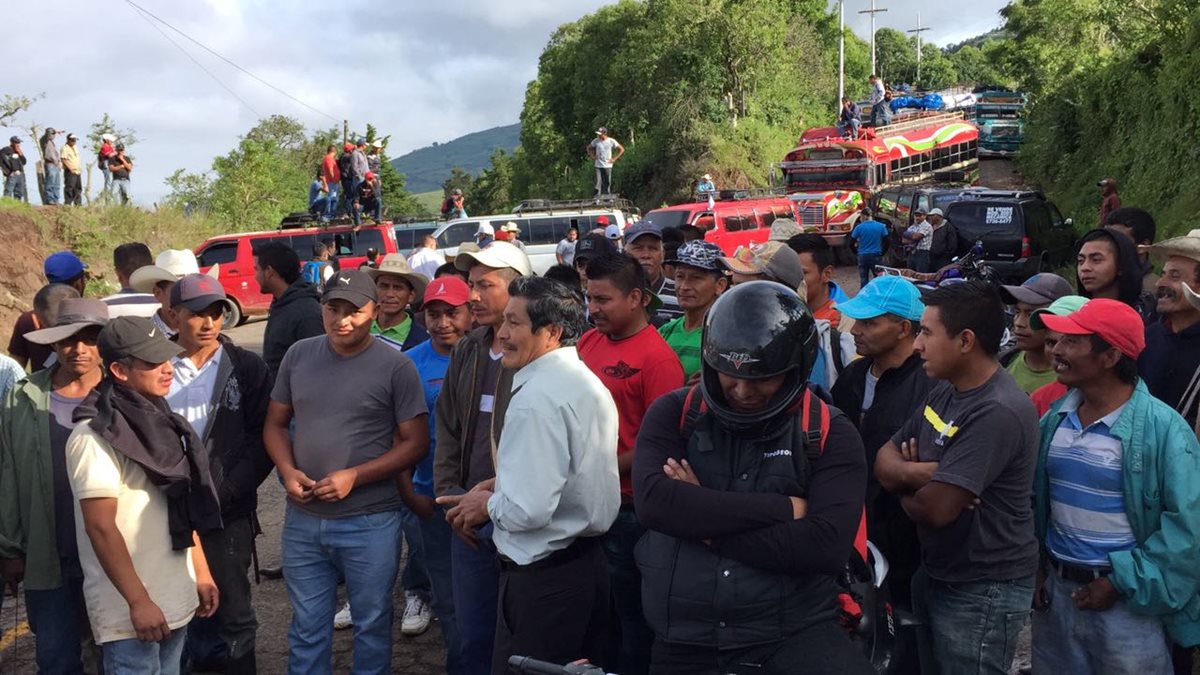 Pobladores bloquean el paso hacia Jalapa. (Foto Prensa Libre: Hugo Oliva)