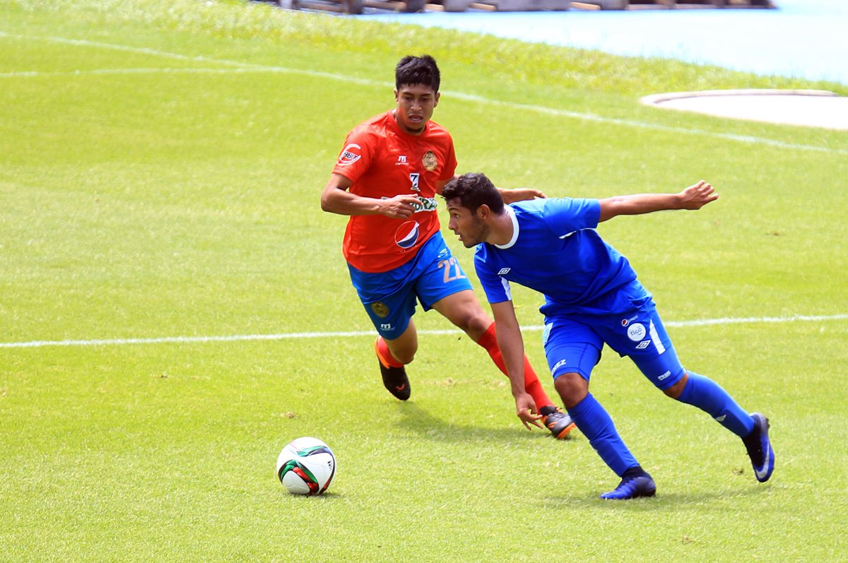 Cristian Jiménez (Azul) le da salida a la Bicolor por la banda derecha. (Foto Prensa Libre: Carlos Vicente)