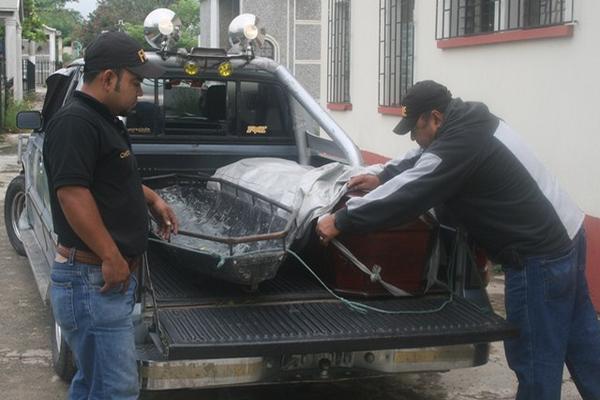 El cadáver de mototaxista de origen hondureño es llevado a la morgue de Chiquimula. (Foto Prensa Libre: Edwin Paxtor)<br _mce_bogus="1"/>