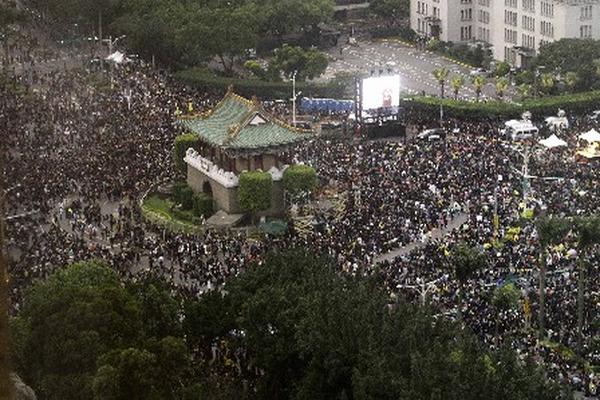 Protesta se concentra frente al Palacio Presidencial en Taipei, Taiwán. (Foto Prensa Libre:AP)<br _mce_bogus="1"/>