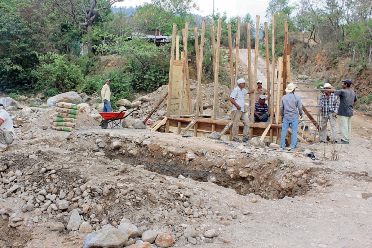 Vecinos de Jutiapa construyen puente