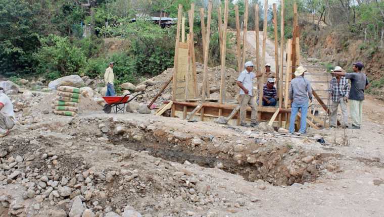 Residentes   de  El Chaperno,   Jutiapa, construyen por cuenta propia un puente en ruta  hacia  la cabecera, el cual beneficiará a unas 10 mil personas. (Foto Prensa Libre: Óscar  González)