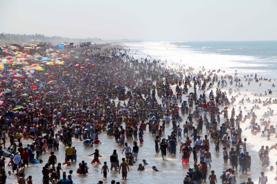 Cientos de personas disfrutan las playas de Champerico, Retalhuleu. (Foto Prensa Libre: Rolando Miranda)