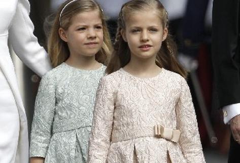 La Princesa de Asturias, Doña Leonor (der), y la infanta Sofía (isq), llegan para la proclamación ante las Cortes Generales del Rey Felipe VI. (Foto Prensa Libre/AFP)