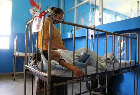 Una madre  cuida a su hijo enfermo de tifoidea en  el Hospital Nacional de Cobán, Alta Verapaz. (Foto Prensa Libre: Eduardo Sam)