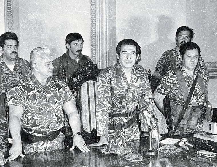 Triunvirato que derrocó al general Lucas García y que desecharía Ríos meses después en 1982 teniendo el poder absoluto. (Foto Prensa Libre: Hemeroteca)