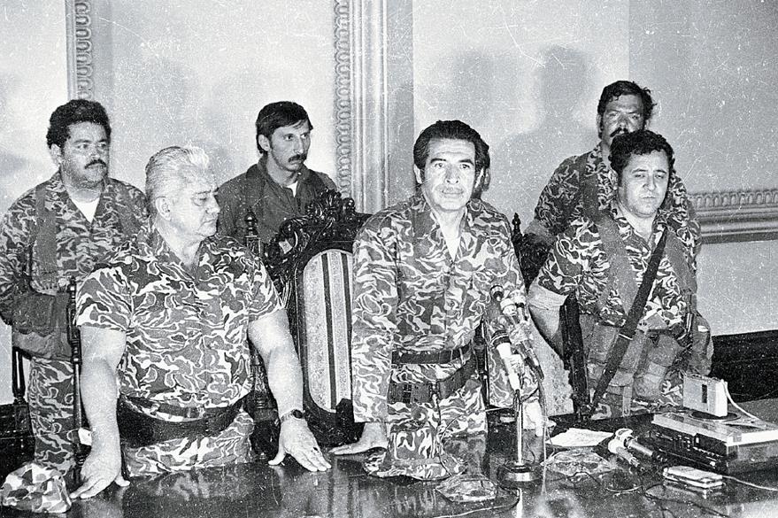 Triunvirato que derrocó al general Lucas García y que desecharía Ríos meses después en 1982 teniendo el poder absoluto. (Foto Prensa Libre: Hemeroteca)