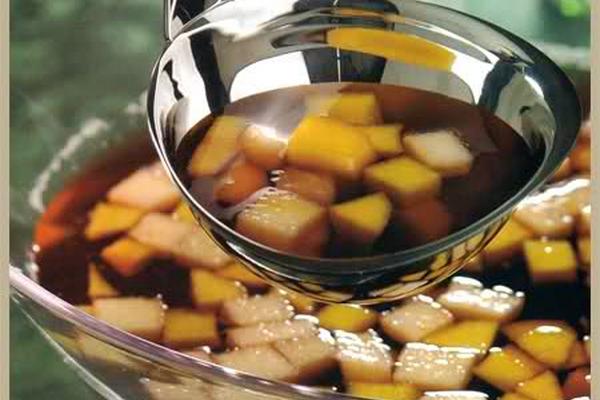 El ponche de frutas es una bebida que caracteriza a la Navidad. (Foto Prensa Libre: Archivo)<br _mce_bogus="1"/>