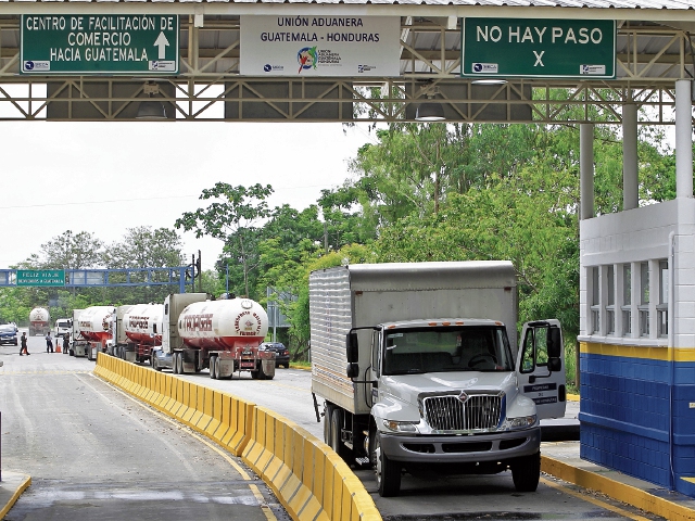 Vehículos de carga pesada son atendidos en la aduana El Corinto, Cortés, Honduras, con el nuevo modelo de unión aduanera, donde el proceso es electrónico. (Foto Prensa Libre: Carlos Henrández Ovalle)