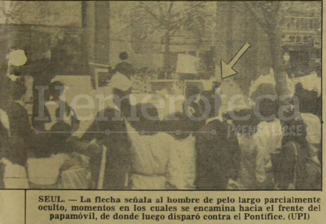 Una fotografía muestra al atacante entre la multitud que esperaba el paso del papamóvil en Corea del Sur. (Foto: Hemeroteca PL)