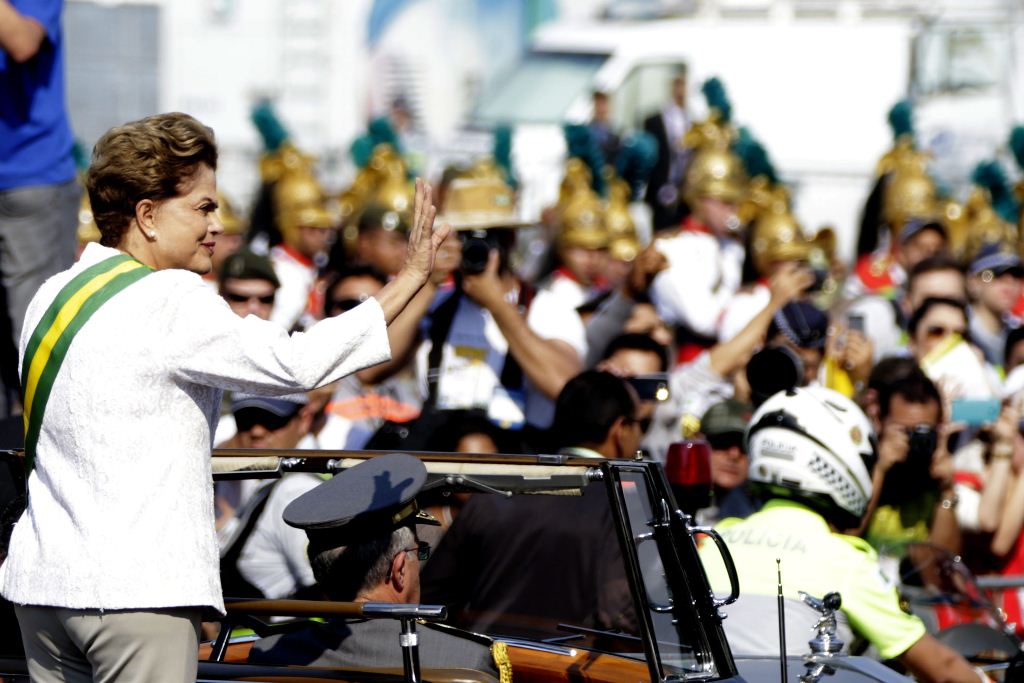 La presidenta brasileña Dilma Rousseff debe enfrentar la crisis. (Foto Prensa Libre: EFE)