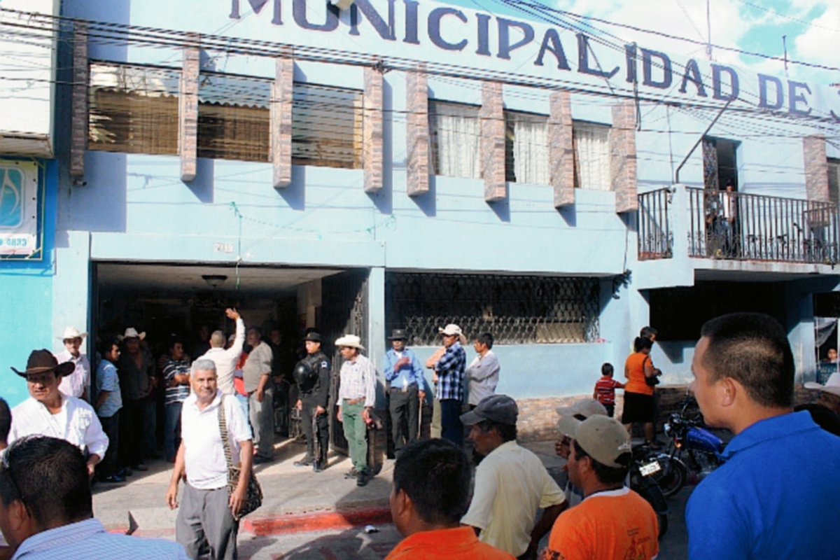Pobladores de  La Cuesta Tunas se apostaron en el ingreso al despacho municipal. (Foto Prensa Libre: Óscar González)