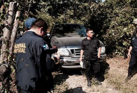 Agentes mexicanos inician con la investigación del cuádruple crimen.