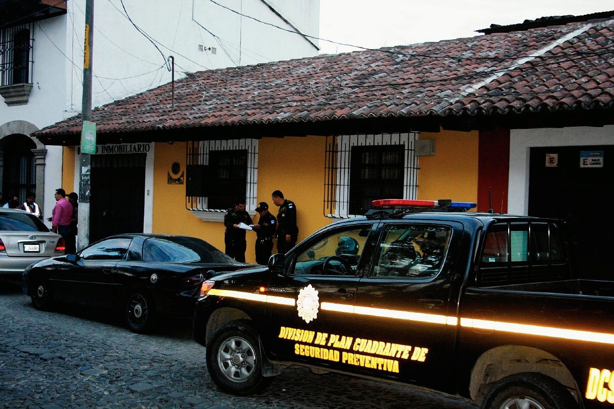 Agencia donde  ocurrió el robo  está ubicada en la calzada Santa Lucía Sur No. 37, Antigua Guatemala, Sacatepequéz. (Foto Prensa Libre: Renato Melgar)