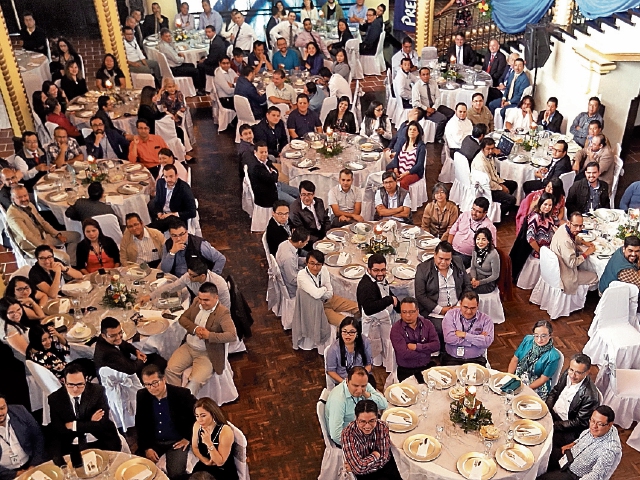 Directivos y personal de Redacción se reunieron para celebrar el Día del Periodista, en el Club Guatemala. (Foto Prensa Libre: Esbin García)