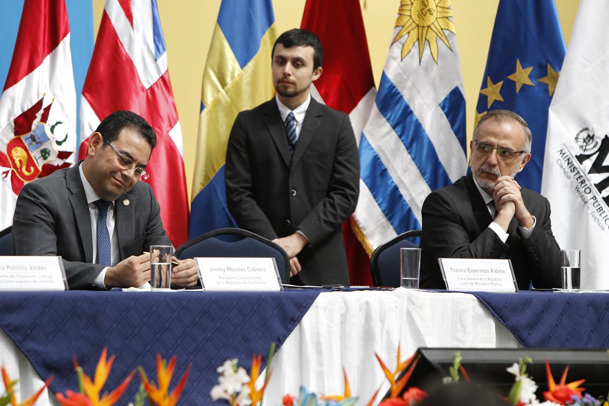 El presidente Jimmy Morales y el comisionado Iván Velásquez durante la presentación del informe anual de labores de la Cicig, en noviembre de 2016. (Foto Prensa Libre: Hemeroteca PL).