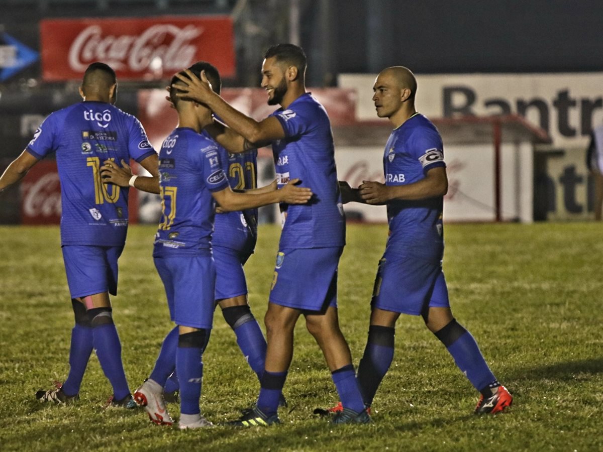 Danilo Guerra abrió el marcador en un apretado juego contra el equipo huehueteco. (Foto Prensa Libre: Aura Anderson)