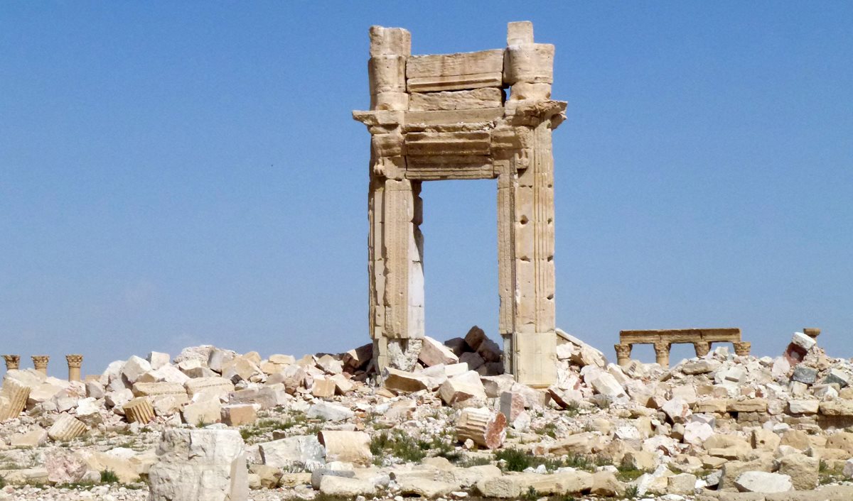 Vista general de los restos de un templo icónico de Palmira, destruido por el Estado Islámico. (Foto Prensa Libre. AFP).