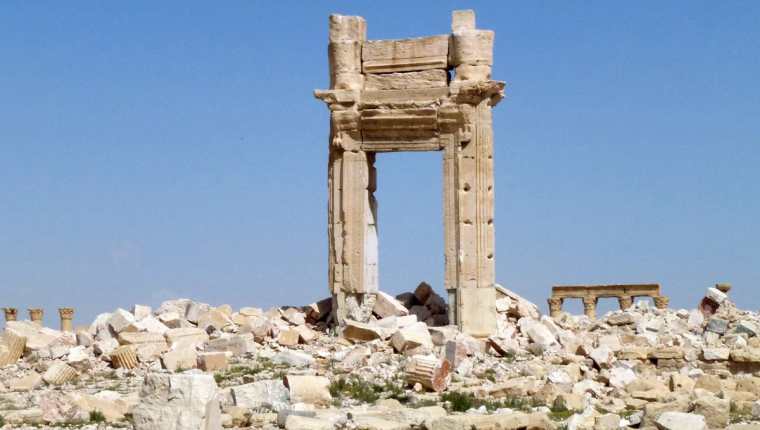 Vista general de los restos de un templo icónico de Palmira, destruido por el Estado Islámico. (Foto Prensa Libre. AFP).