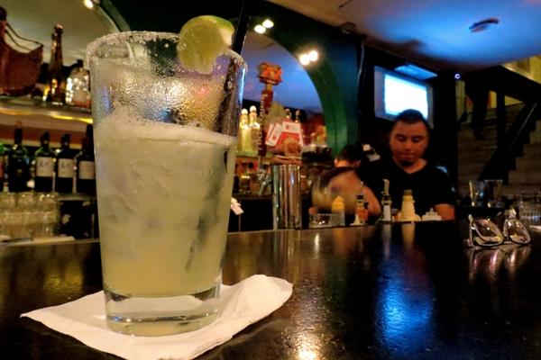 Un guatemalteco consume cerca de 3.8 litros de alcohol puro anualmente. (Foto Prensa Libre: AFP)