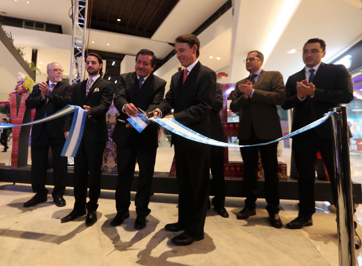 El corte de cinta lo efectuaron los directivos de Interplaza, acompañados por el alcalde de La Esperanza, Abrahim Zelada. (Foto Prensa Libre: Fred Rivera)