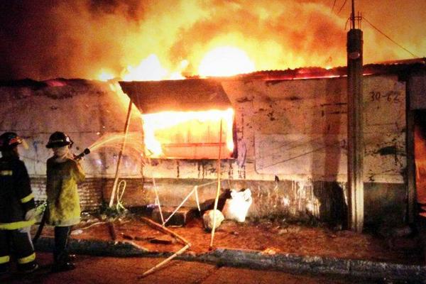 Bomberos trabajaron por 45 minutos. (Foto Prensa Libre: CBV)