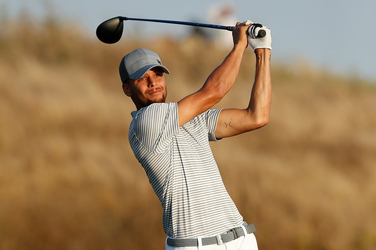 Curry dejó por un lado el baloncesto y demostró que también es "crack" para el golf. (Foto Prensa Libre: AFP)