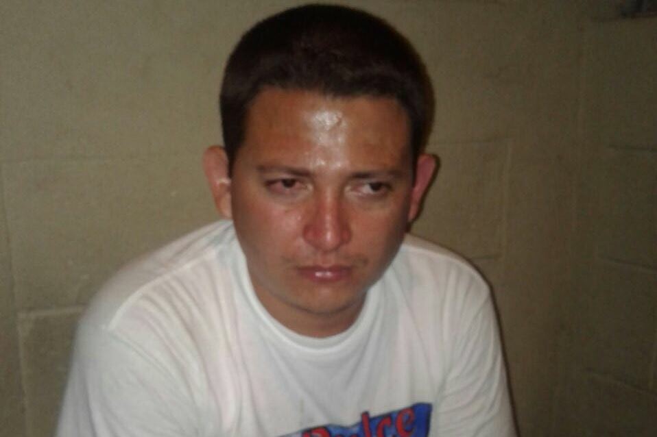 Melvin Rodolfo Cordero Cano, de 30 años, es aprehendido en Flores, Petén, por haber agredido a su cónyuge. (Foto Prensa Libre: Rigoberto Escobar)