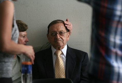 Héctor Mario López Fuentes, general retirado, es atendido por su esposa en el Juzgado Primero de Alto Riesgo, en la Torre de Tribunales.